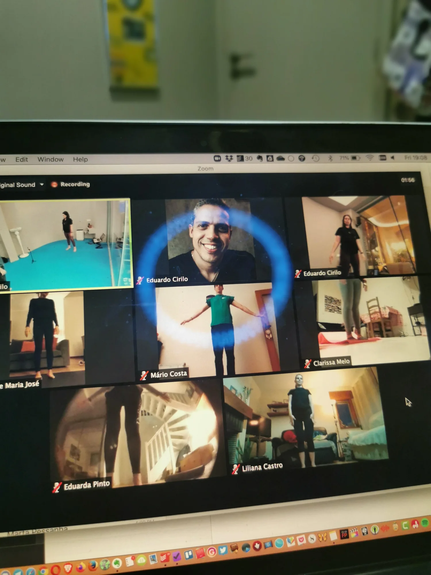 Aula online com vários alunos em videochamada