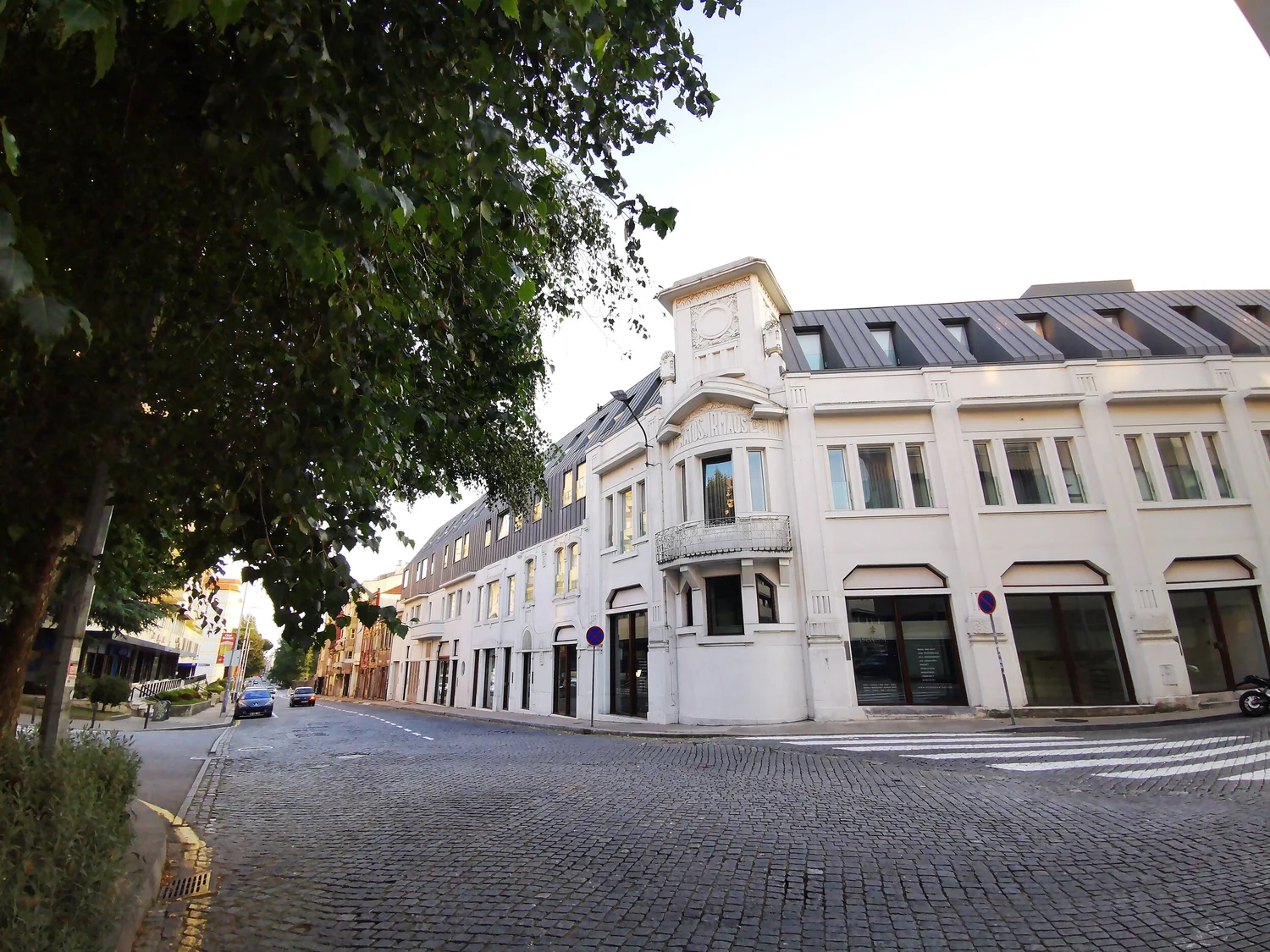 Fachada do edifício da Escola Eduardo Cirilo, nas Antas, Porto